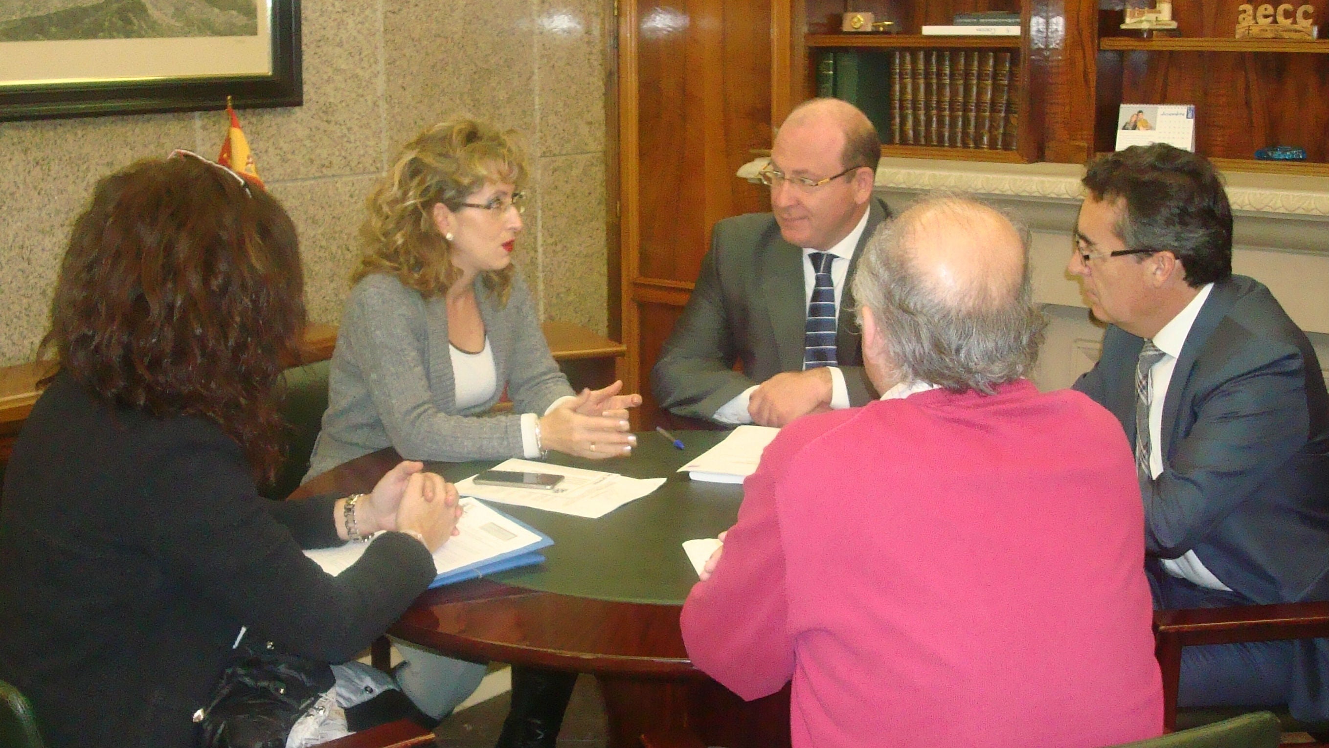 Reunión del alcalde con representantes del grupo Alvores.