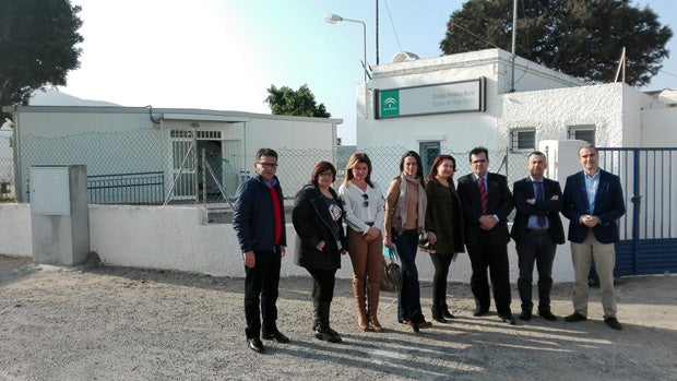 Representantes del PP ante el aula prefabricada del CPR Campo de Níjar / ABC