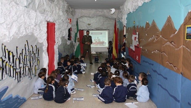 El capitán Eduardo Macías durante una charla en el CEIP San Pedro Crisólogo-ABC