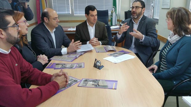 Juanma Moreno en Atarfe con representantes del PP y las asociaciones de sordos de Andalucía