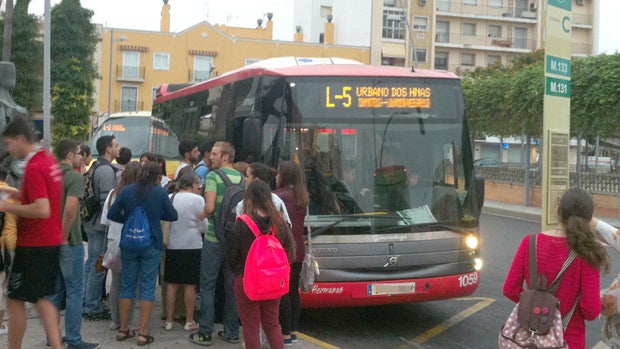 Estudiantes de Dos Hermanas piden una mejora en el autobús urbano hacia la UPO