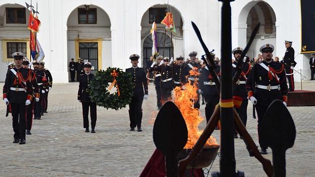 Homenaje a los caídos durante el desarrollo del acto