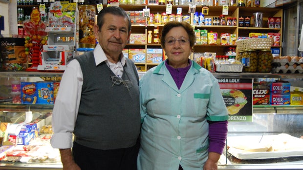 Santiago Ruiz y Dolores Bulnes, en su panadería de Montequinto / L.MONTES