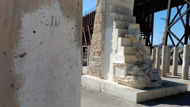 Pintada en una de las columnas del monumento a las víctimas de Mauthausen / ABC