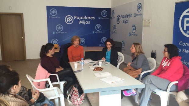 Oña, durante su reunión con las representantes del Ampa del centro mijeño / ABC