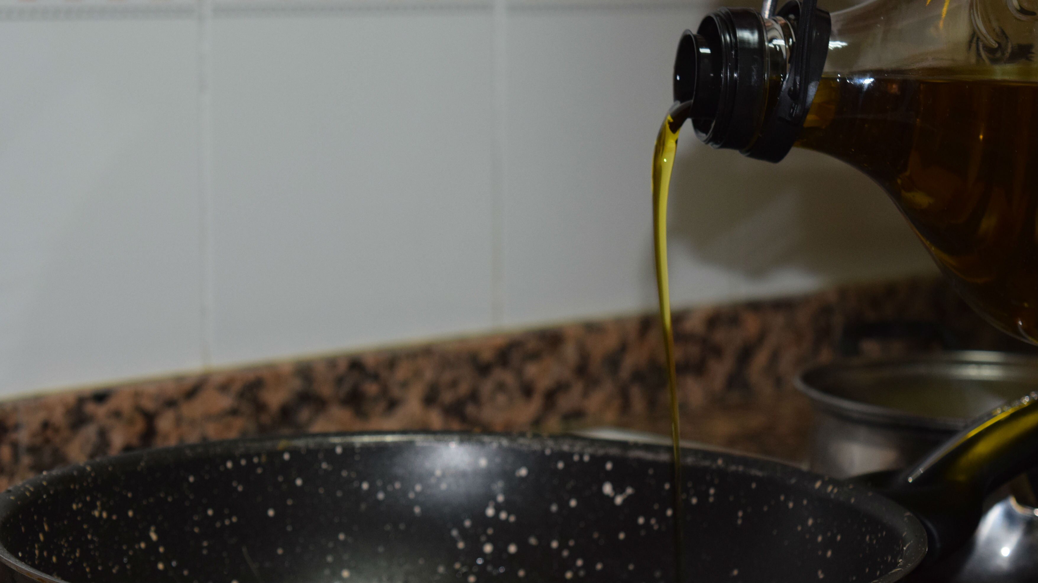 El consumo de aceite de oliva en los hogares españoles ha descendido.