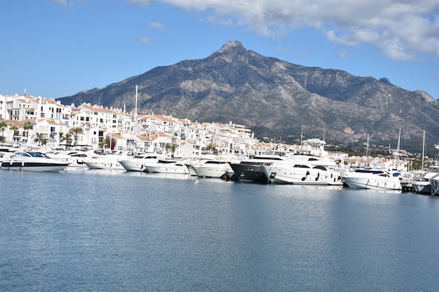 Vista de Puerto Banús con La Concha –montaña de Marbella– de fondo