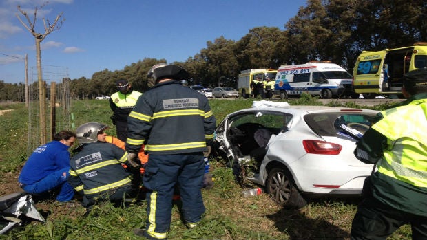 Bomberos rescatan el cadáver del conductor implicado