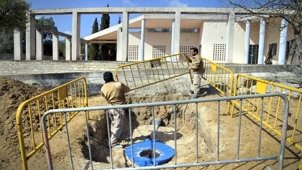 Obreros municipales trabajan en el centro del río