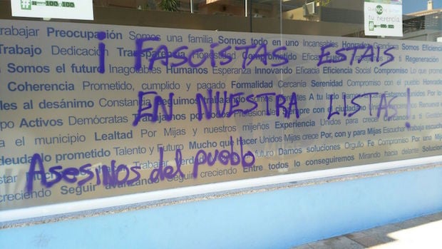 Una de las pintadas aparecidas en la sede popular de Mijas