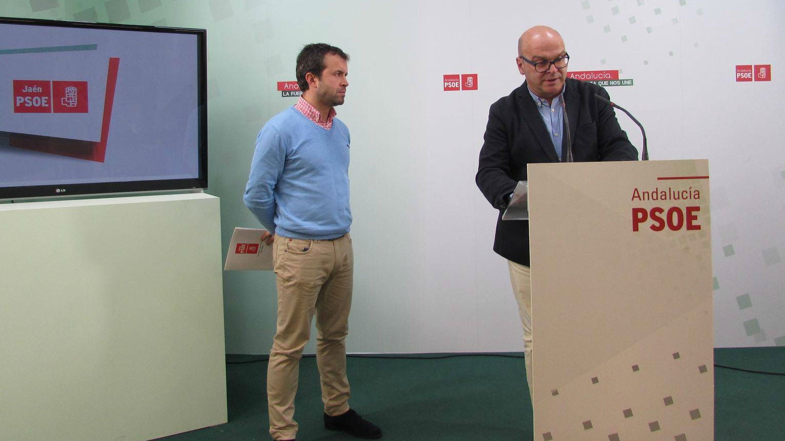 Manuel Fernández y Julio Millán, durante un acto informativo.