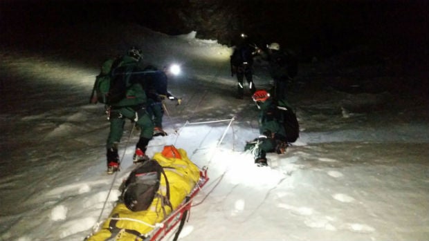 Un momento del rescate en Sierra Nevada, en plena madrugada