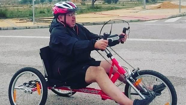 Joshua Gala con la bicicleta adaptada en la que irá hasta Santiago