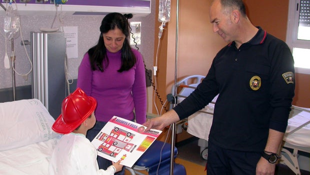 Un bombero con uno de los menores ingresados