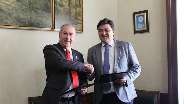 El alcalde de Huelva y el presidente del Consejo, tras la firma del acuerdo