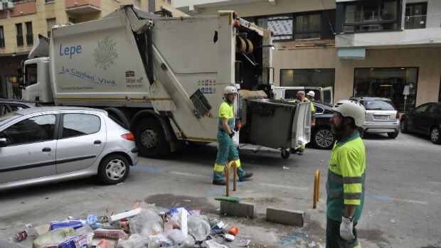 Un camión de basura de lepe operando ayer en la capital malagueña