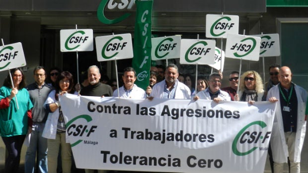 Concentración ayer miércoles de profesionales sanitarios de Málaga / ABC