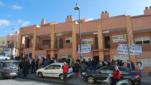 Aplazado el desahucio de un edificio con 25 familias ocupas en Alcalá