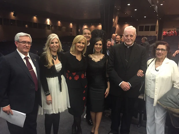 Cardenal Amigo Vallejo, Nieves Herrero, Perlita de Huelva y Felipe Campuzano con presentadores y Mari Carmen Molina