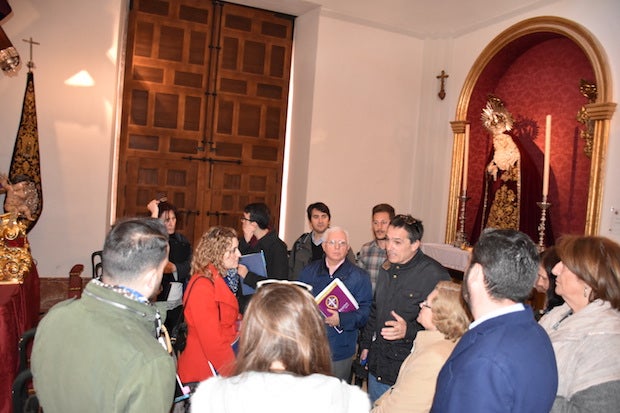 Uno de los grupos en San Julián junto a la Virgen del Amor de la Cofradía de El Rico / J.J.M.