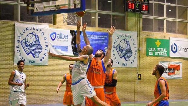 Nacho Romero entra a canasta en un partido de esta temporada/ C.B.U.