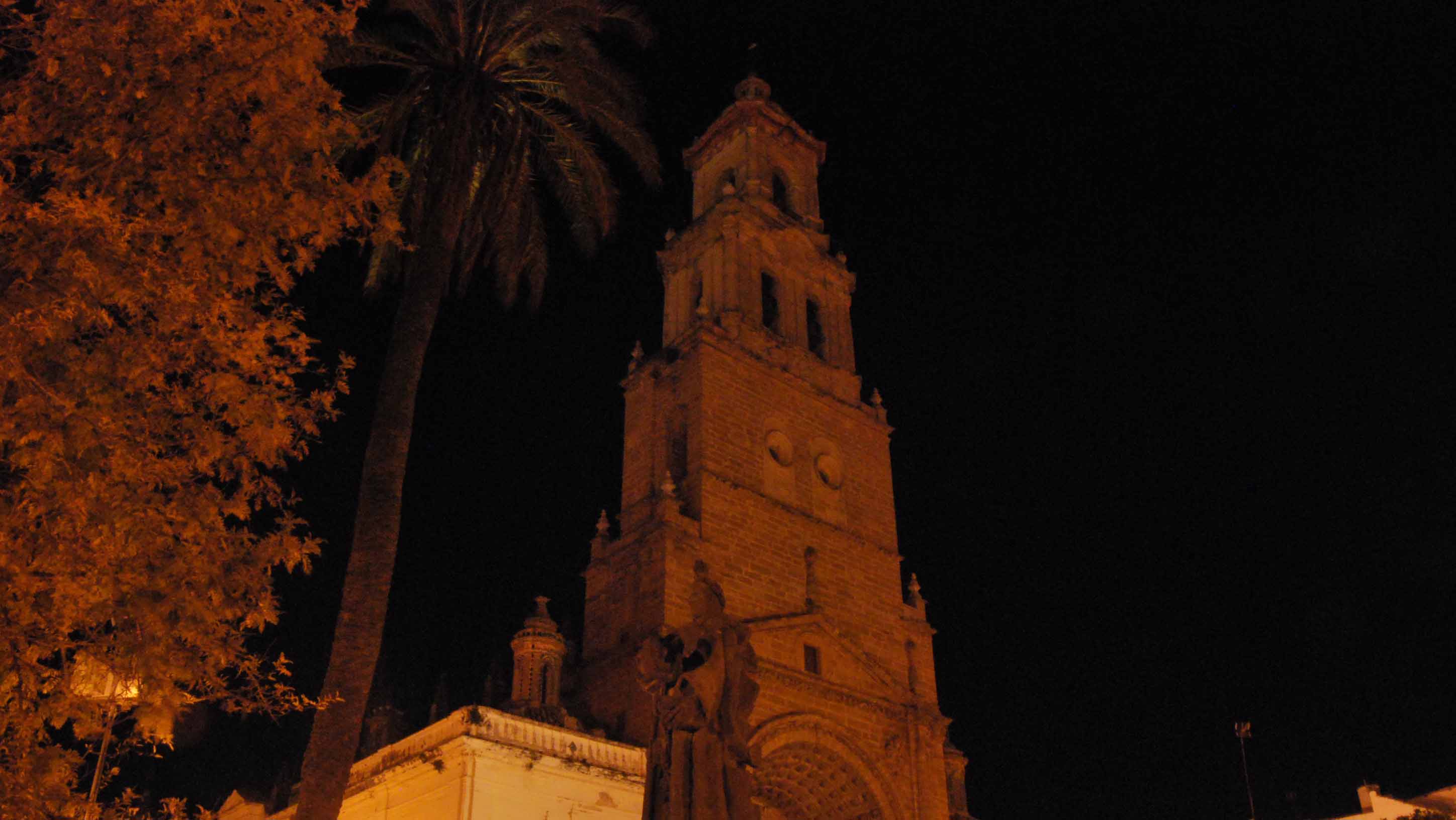 La iglesia de Santa María apagada con motivo de la Hora del Planeta/ A.F.