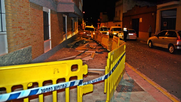 Restos materiales en la calle por la explosión