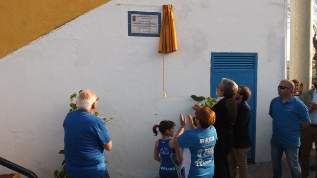 Toscano descubre la placa en recuerdo a Guzmán