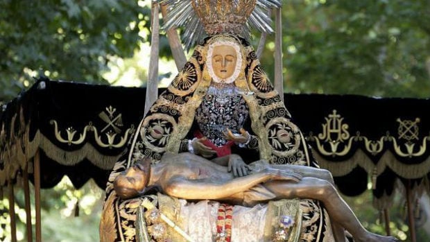La Virgen de las Angustias, en procesión por Granada