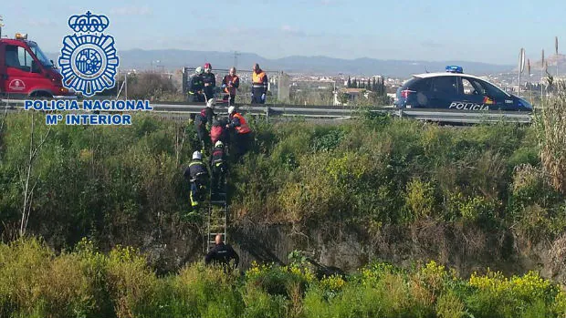 Rescate del hombre francés que se hundía en el río Genil en Granada