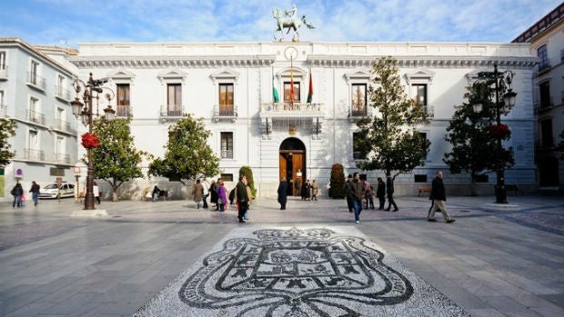 El Ayuntamiento de Granada sigue su actividad con aparente normalidad tras la detención de su alcalde