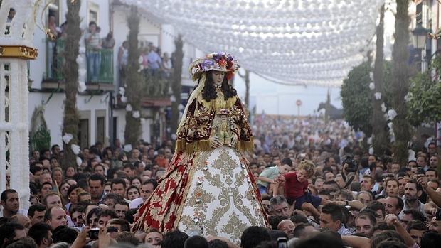 La Virgen del Rocío, por las calles de la aldea almonteña