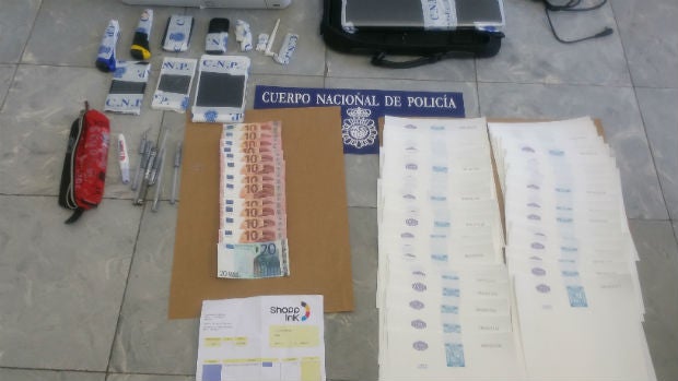 Billetes falsos y el instrumental para hacerlos incautados en la operación