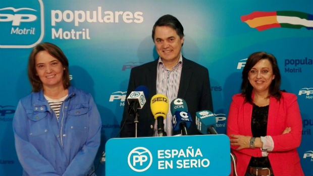 Carlos Rojas con dirigentes del Partido Popular de Motril