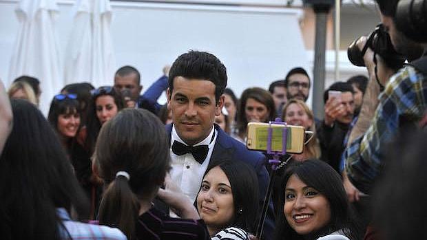 Mario Casas atiende a las fans en Málaga