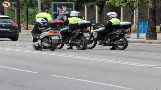 Policías vigilan el centro de Jerez durante esta motorada