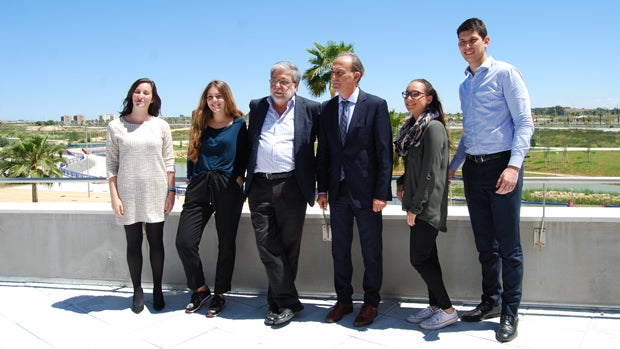 El alcalde y el rector con los alumnos becados