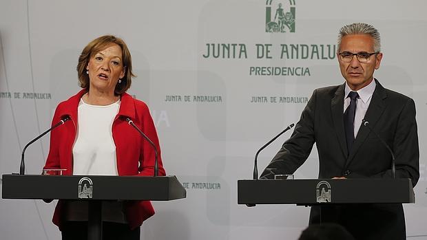 La consejera de Agricultura, Pesca y Desarrollo Rural, Carmen Ortiz, junto al portavoz del Ejecutivo andaluz, Miguel Ángel Vázquez