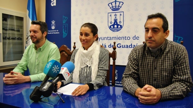 Manuel Casado (PA); María Fernández (IU-AA) y Aticus Méndez (AP-Podemos) en rueda de prensa