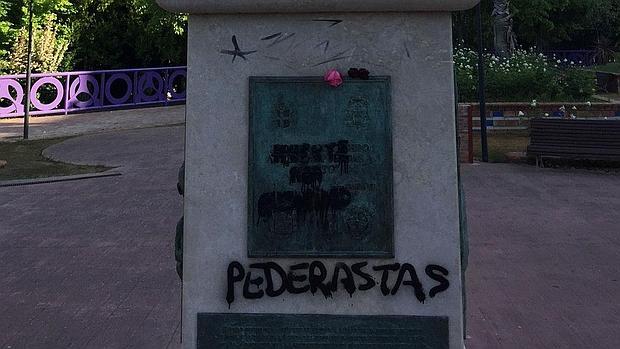 Pintada en la estatua de San Juan Pablo II de Jaén