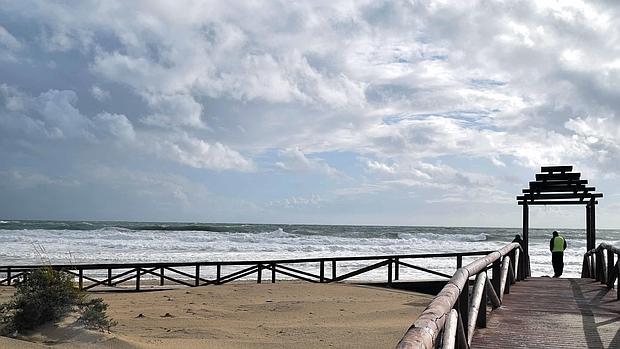 Estado de la playa tras las últimas tormentas que asolaron parte del litoral de la provincia