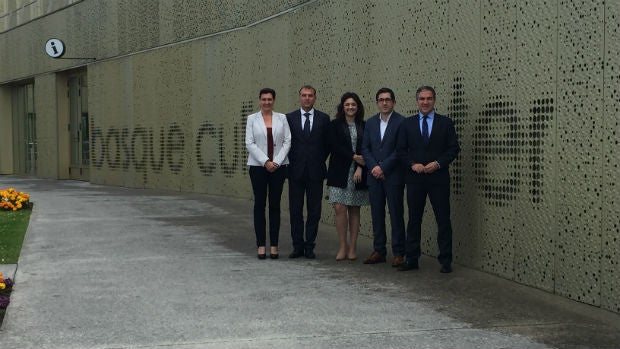 Foto de familia previa a la reunión en la sede de la Basque Culinary Center