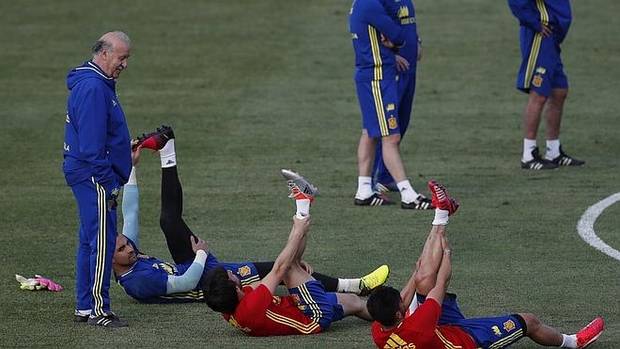 Del Bosque (i), en un entrenamiento de la selección española.