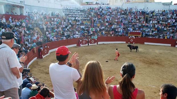 Una de las corridas en el coso isleño durante la Feria del Carmen