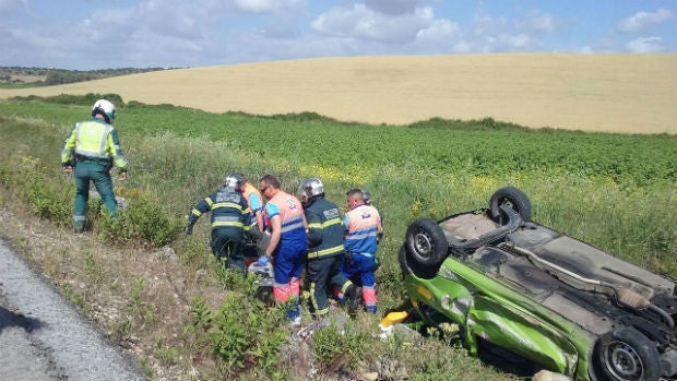 Guardia Civil y bomberos auxilian al coche afectado