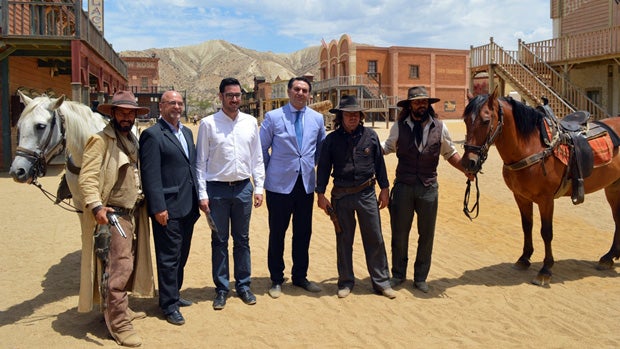 Momento de la presentación de la ruta en uno de los poblados del Oeste