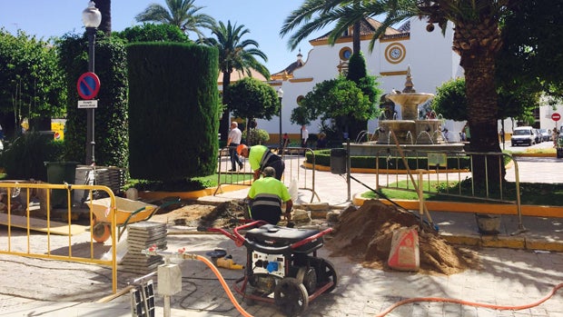 Operarios en la plaza de la Constitución