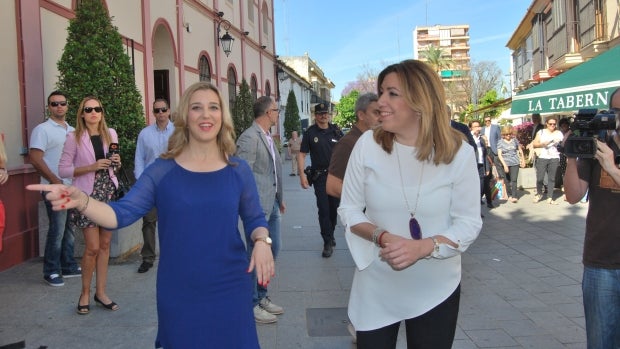 Ana Isabel Jiménez (i) y Susana Díaz durante su visita a Alcalá