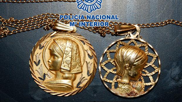 Detenida una joven que robó  medallas de oro en una vivienda de Jaén