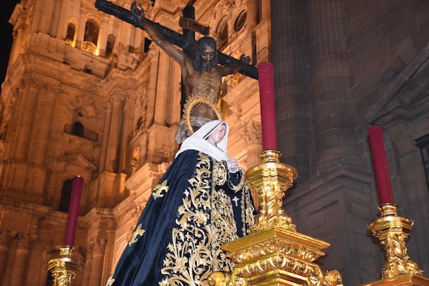 La Soledad de Mena a los pies del Cristo de la Buena Muerte en el centenario